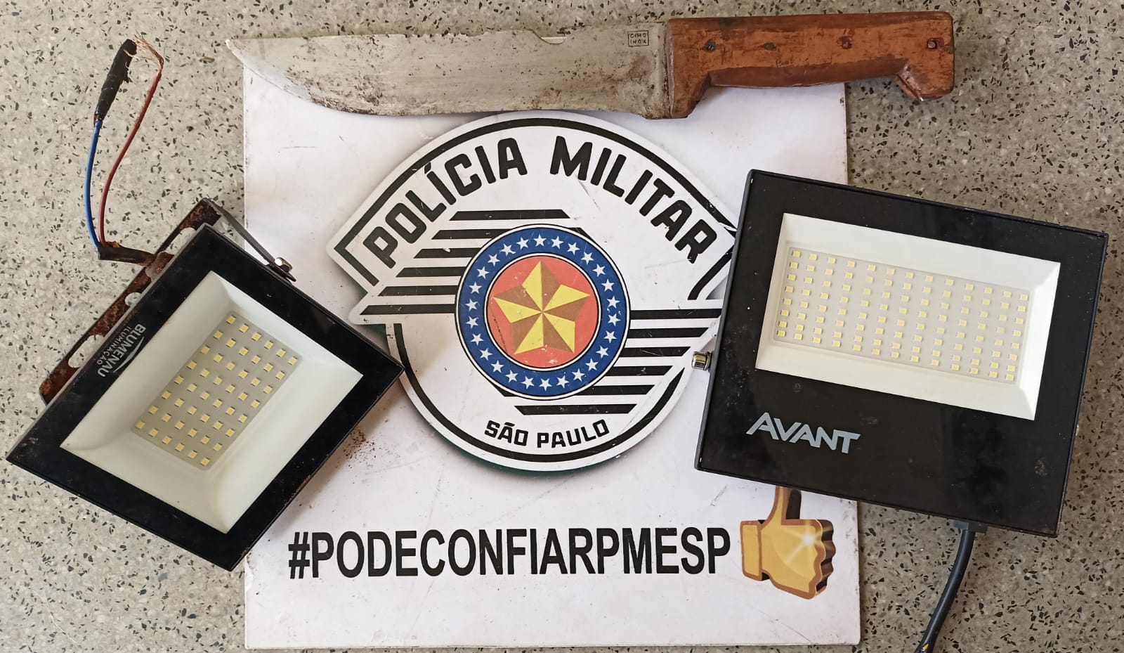 Duas luminárias apreendidas 